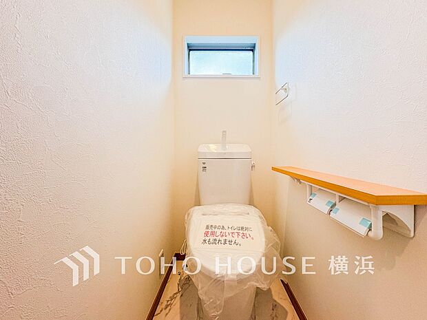 換気と明るさに配慮した、清潔感溢れるトイレ。落ち着いた空間で安らぎのひとときをお過ごしいただけます。