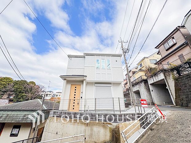 爽やかな青空の下に贅沢なほどに降り注ぐ陽光、豊かな居住性と、クオリティが見事に調和した住空間。