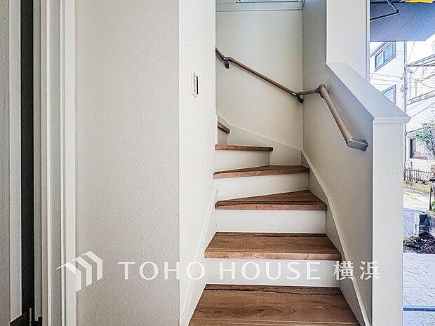 各フロアを結ぶ階段。集いの空間と一人の時間を楽しむプライベートルームをバランスよく繋いでいます。