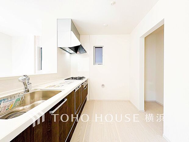 明るい自然光が入るキッチン。家族そろってキッチンに立っても調理がしやすく余裕の広さ。