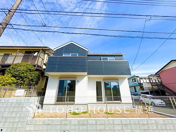 爽やかな青空の下に贅沢なほどに降り注ぐ陽光、豊かな居住性と、クオリティが見事に調和した住空間。