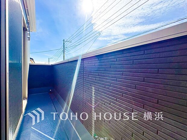 心地よい陽射しや暖かな風を楽しむことが出来るバルコニー。