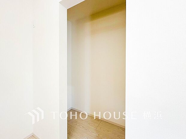 パントリーには缶詰や調味料などの食品類、かさばるペーパーやラップ類をまとめて収納できます。