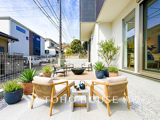 何気ない日常に彩りを加え、家族の笑顔が増えるお庭のある暮らし。(家具はAI加工です)