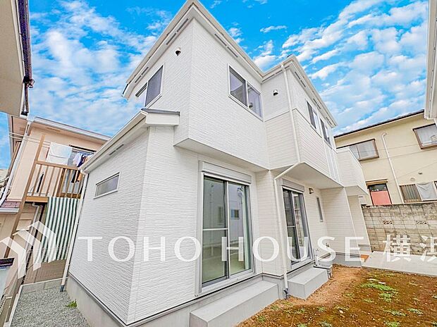 爽やかな青空の下に贅沢なほどに降り注ぐ陽光、豊かな居住性と、クオリティが見事に調和した住空間。