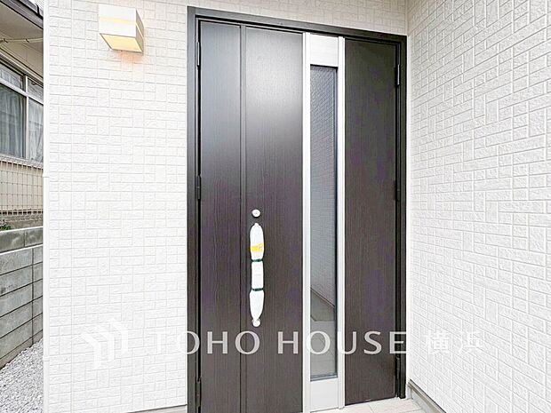 お住まいの顔となる玄関。住まう方のプライドを満たすクオリティを備えています。 