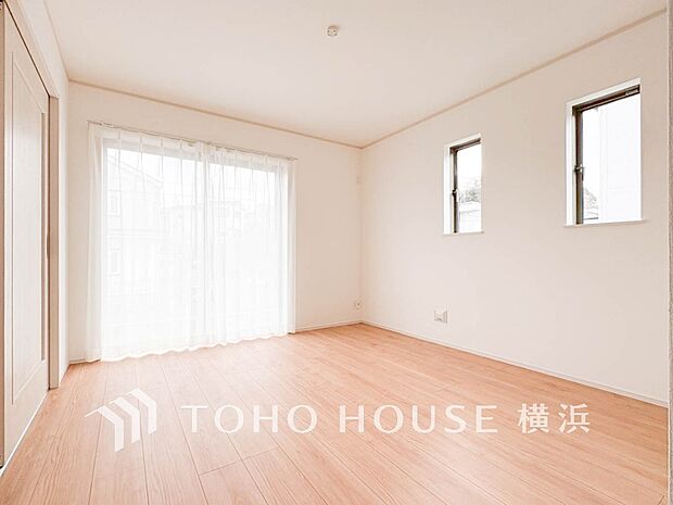 通風・採光にも優れ、心地よい光と風があふれています。プライベートな自分時間を快適に過ごせるお部屋。