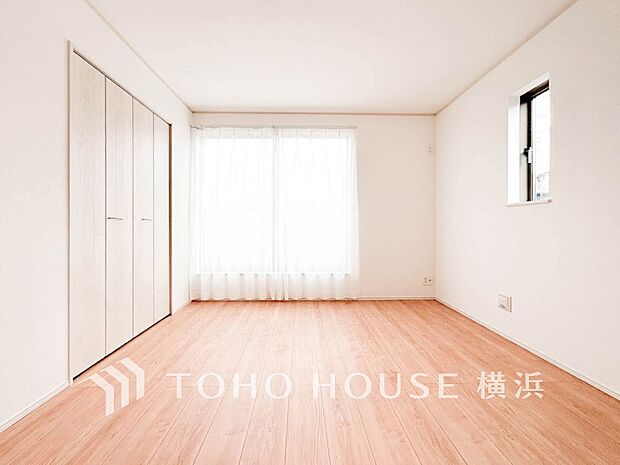 心地よい光と風があふれています。プライベートな自分時間を快適に過ごせるお部屋。