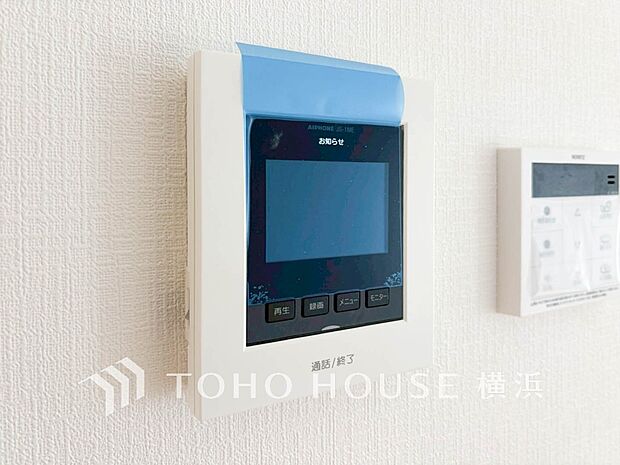 誰が来てもわかる様にモニター付きインターホンを設置。快適と安らぎを合わせた優しい設計。 