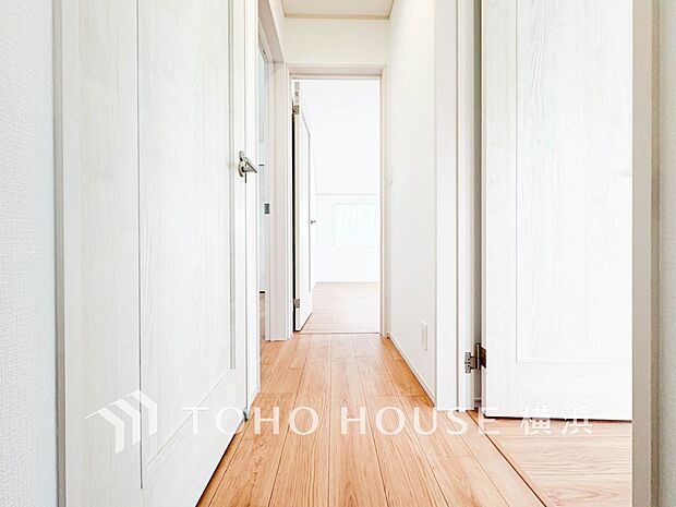 清潔感漂う廊下。各お部屋をつなぐ主要空間として美しく存在しています。