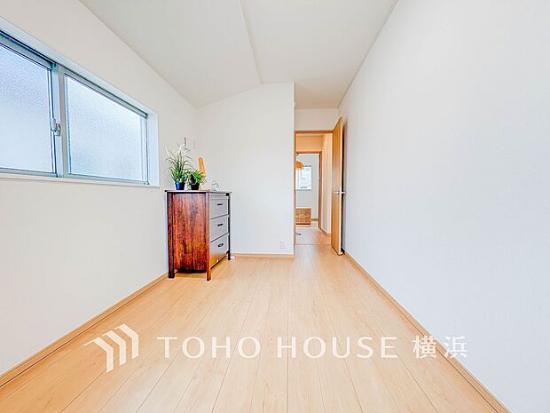 一日の疲れをいやしてくれる寝室。時を忘れて過ごす場所として過ごせるお部屋。