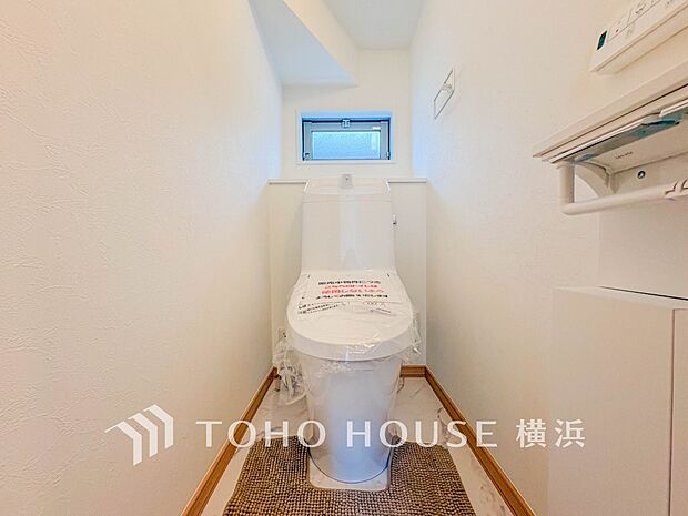 換気と明るさに配慮した、清潔感溢れるトイレ。落ち着いた空間で安らぎのひとときをお過ごしいただけます。