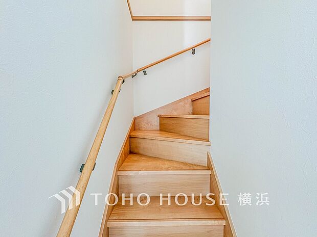 各フロアを結ぶ階段。集いの空間と一人の時間を楽しむプライベートルームをバランスよく繋いでいます。