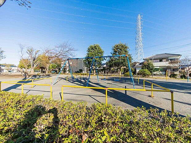 中田町宮ノ前公園 210m 小さな公園ですが、豊かな緑に恵まれホッとひといきつけそう。お子様の遊具も揃っています。