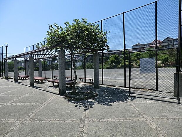 笹野台北公園 1600m 野球などができる広い多目的広場があります。夏にはお祭りも開催される広い公園です。