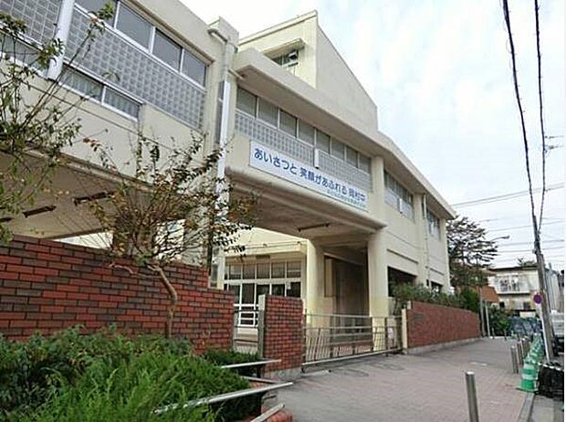 横浜市立岡村中学校　500m　徒歩7分。部活などで帰りが遅くなっても安心の距離感です。 