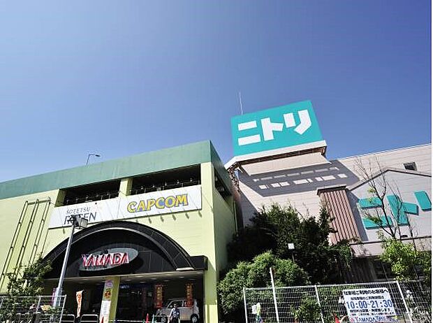 マリコム磯子 1100m 家電量販店(ヤマダ電機)と大型家具店(ニトリ)、スーパー(そうてつローゼン)が入る商業施設。