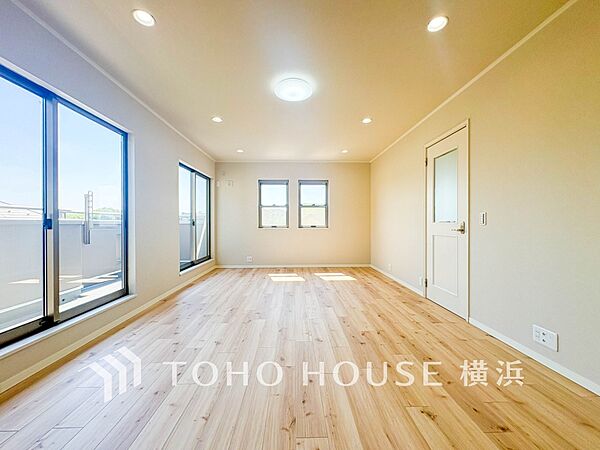 忙しい朝でも、しっかり家族が揃って食事をして頂けるゆとりある大きさのダイニングスペース