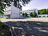 周辺：横浜市立岡津小学校　300m　徒歩4分。小学校が近いのは子育てファミリーにもおすすめのポイント。 