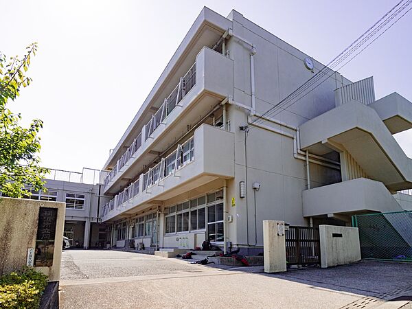横浜市立岡津中学校　180m　徒歩3分。部活などで帰りが遅くなっても安心の距離感です。