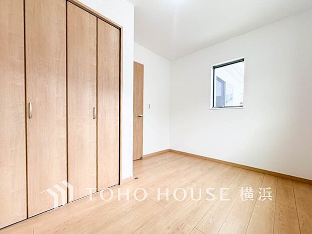 一日の疲れをいやしてくれる寝室。時を忘れて過ごす場所として過ごせるお部屋。