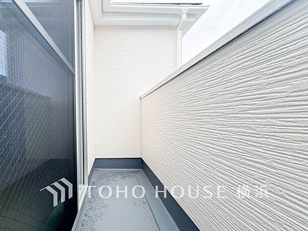 心地よい陽射しや暖かな風を楽しむことが出来るバルコニー。