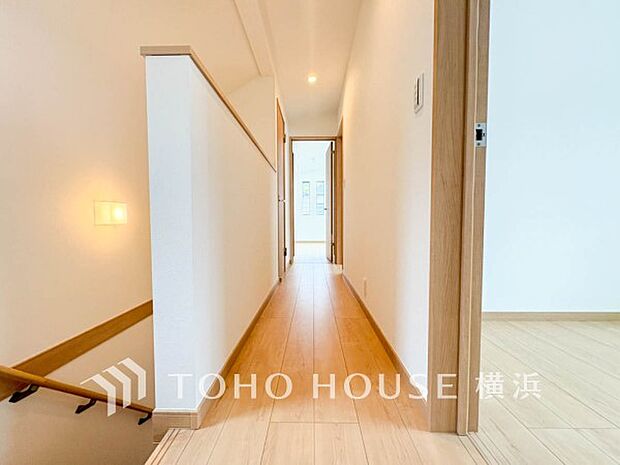 清潔感漂う廊下。各お部屋をつなぐ主要空間として美しく存在しています。