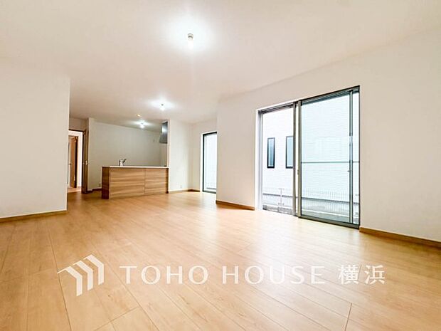 忙しい朝でも、しっかり家族が揃って食事をして頂けるゆとりある大きさのダイニングスペース。