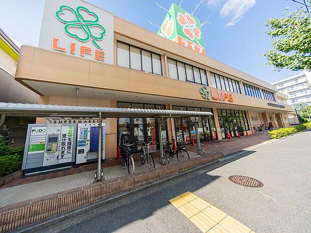 ライフ青葉しらとり台店　500m　駐車場は51台。屋根があるので濡れずにお買いものができます。焼き立てのパンも購入できます。 