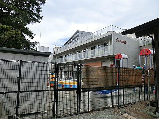 田園都市幼稚園 280m 教育目標は「太陽のように明るく、やさしく、たくましい子」です。給食は週に2回実施しています。