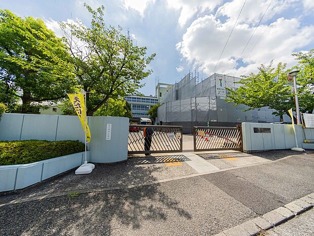 横浜市立荏田西小学校 700m 徒歩9分。小学校が近いのは子育てファミリーにもおすすめのポイント。