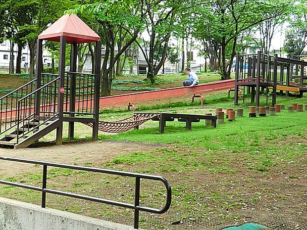 荏田猿田公園 350m ピクニックができそうな大きな広場が魅力。スライダーやバスケットゴールが有ったり楽しい遊具もたくさん。