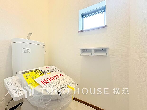 トイレはシンプルにホワイトで統一。多機能型の温水洗浄付き。