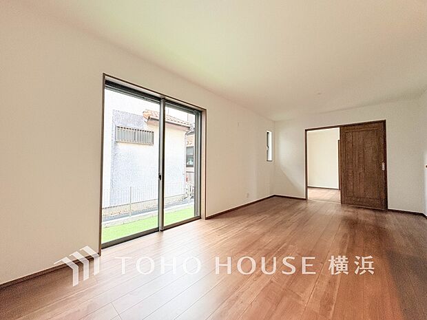 溢れる光をたっぷり取り込んだリビングダイニング。