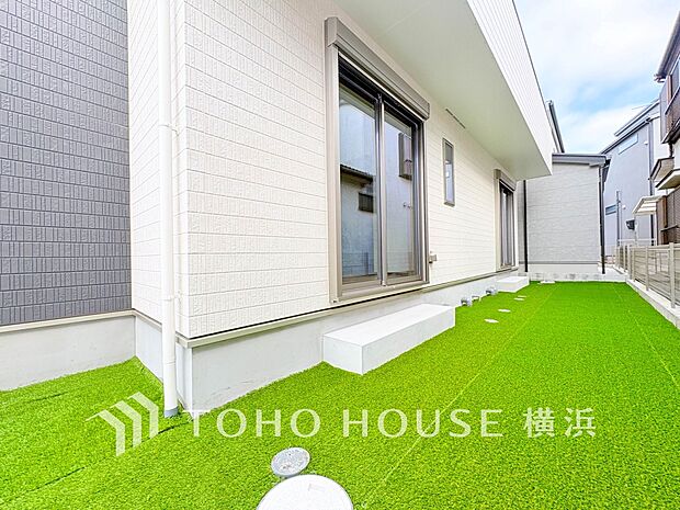 たっぷり降り注ぐ日差しの下バーベキューを楽しんだり、大切な家族やペットと楽しい休日を。