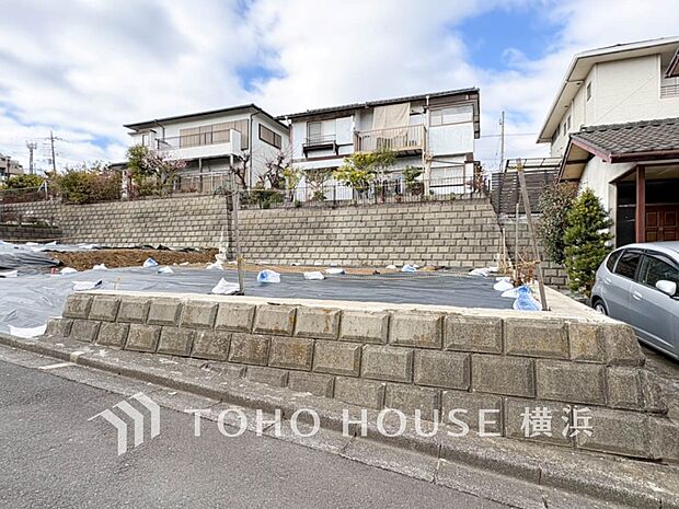 落ち着いた住宅地に位置する土地。自然と調和した穏やかな生活が楽しめます。(2026年2月撮影)