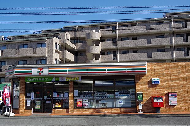 セブンイレブン横浜戸塚平戸店 600m オリジナルブランド商品やホットスナック・コーヒーも人気です。