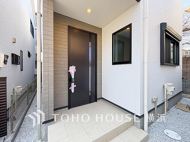 お住まいの顔となる玄関。住まう方のプライドを満たすクオリティを備えています。