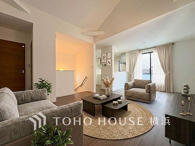 家族と過ごす時間を大切にしたい方にぴったりの明るくゆとりある住空間です。(家具はAI加工です)