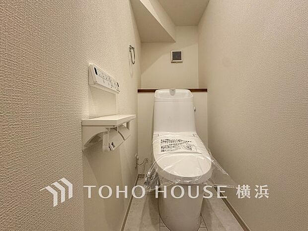 清潔感溢れるトイレ。落ち着いた空間で安らぎのひとときをお過ごしいただけます。