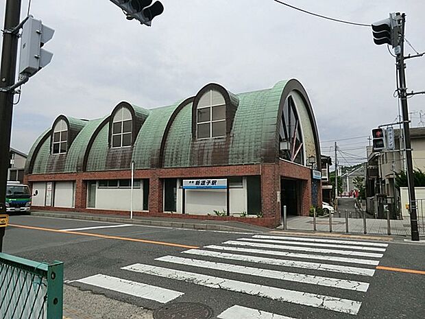 京浜急行「逗子・葉山」駅 560m 2020年3月より駅名が「逗子・葉山」駅に変わりました。羽田空港からの直行電車の終端駅。