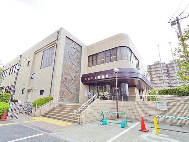横浜市泉図書館　1000m　ご家庭で不要になった本を区民の皆さんと交換できる場所を設けています。名づけてリユース文庫。 