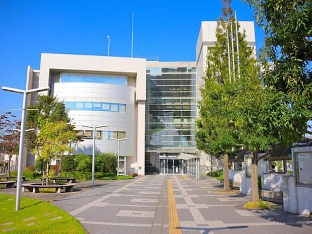 横浜市泉区役所 1100m お引越し後の申請や手続きなど、ご利用されることも多い区役所。