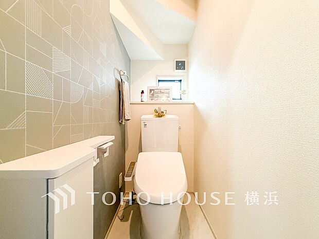 換気と明るさに配慮した、清潔感溢れるトイレ。落ち着いた空間で安らぎのひとときをお過ごしいただけます。