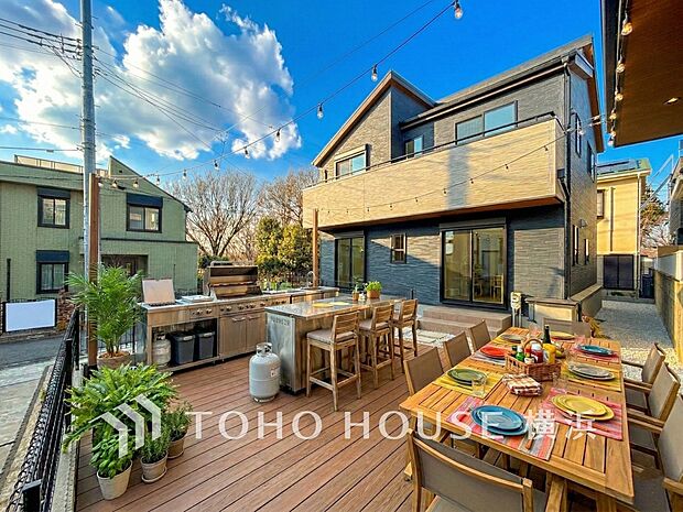 何気ない日常に彩りを加え、家族の笑顔が増えるお庭のある暮らし。(家具装飾品はAI加工)