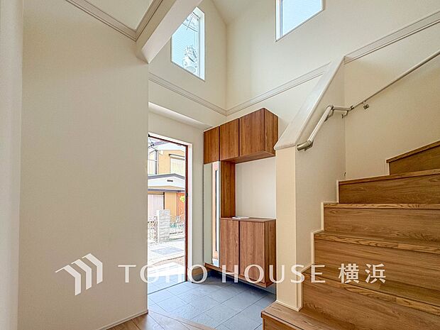 上質感漂う玄関と廊下。居住者の帰り、訪れる方を優しく迎えてくれます。