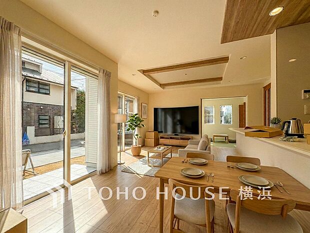 集いの場、憩いの場としての快適性を求めたやすらぎの空間です。(家具はAI加工です)