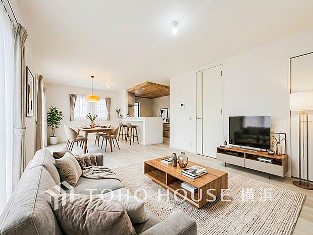 寛ぎとコミュニケーションを育む居心地のよい場所。（家具・装飾品はAI加工です）