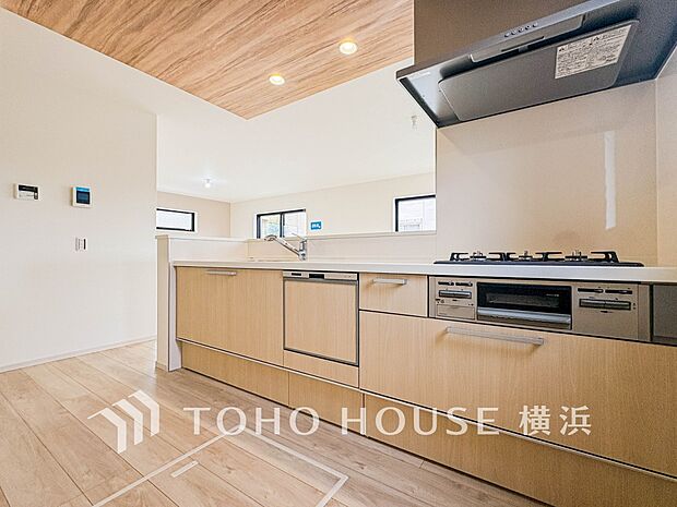 機能性とデザイン性を兼ね備えたシステムキッチン。リビングとの一体感も考慮され、美しい空間が実現。