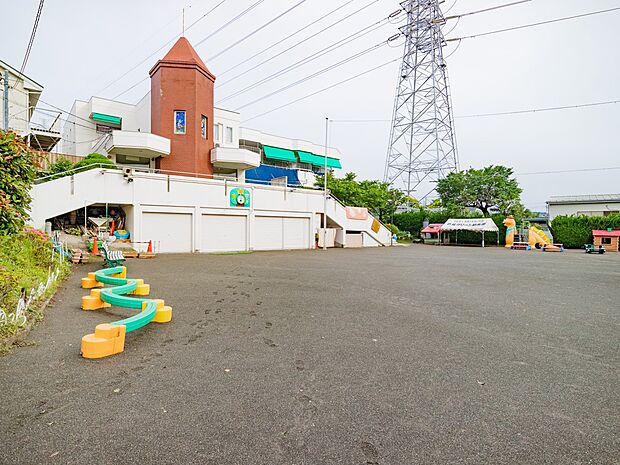 幼保連携型認定こども園みどり幼稚園　950m　戸塚地区では一番古く、歴史ある幼稚園です。年間を通して乾布摩擦を取り入れています。 